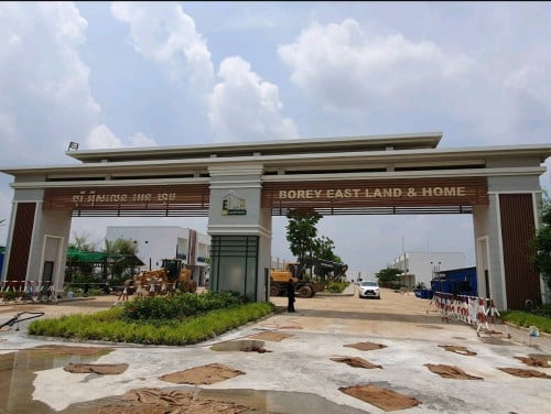 **ដីម្ចាស់ផ្ទាល់** ដីឡូត៍ បុរី East Land and Home