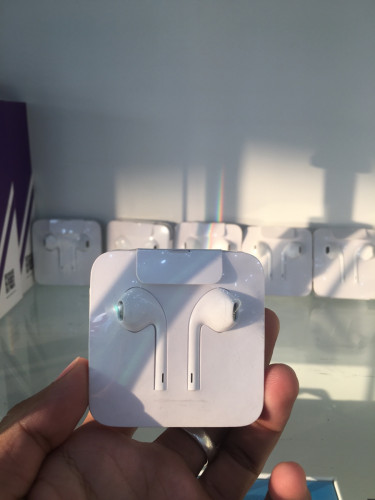 កាសស៊ីនដកពីប្រអប់ Original from Apple (ដុយកាស Lightning)