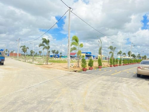 លក់ដីបន្ទាន់នៅចោមចៅក្បែររោងចក្រកាត់ដេរ