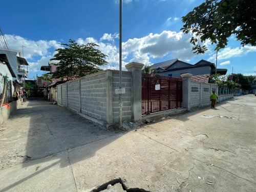 ឃ្លាំង​ ដី នៅកែង ជិតផ្លូវព្រែកតាបារាំង ផ្លូវ ៣៦៩ សង្កាត់និរោធ ខណ្ឌច្បារអំពៅ ទំហំ 15mx12m