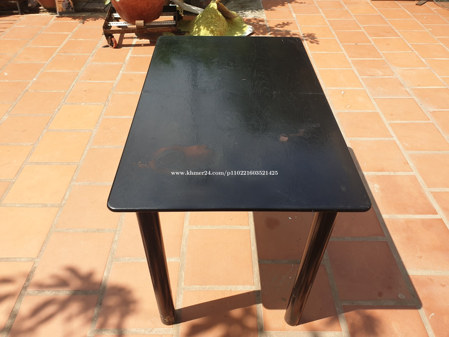 តុឈើ, Office desk in Phnom Penh, Cambodia on