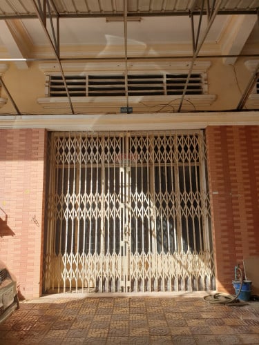 ផ្ទះល្វែងលក់បន្ទាន់ ក្បែរបុរីប៉េងហ៊ួត (ផ្សារ PC ផ្លូវ 371)