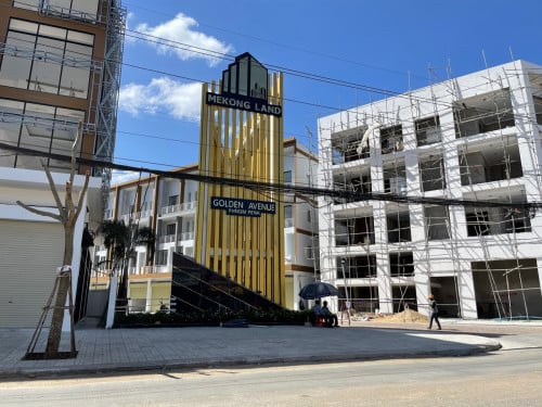 ផ្ទះអាជីវកម្មទំនើបលក់បន្ទាន់..!!! ទល់មុខសួនបាញ់ទឹក!