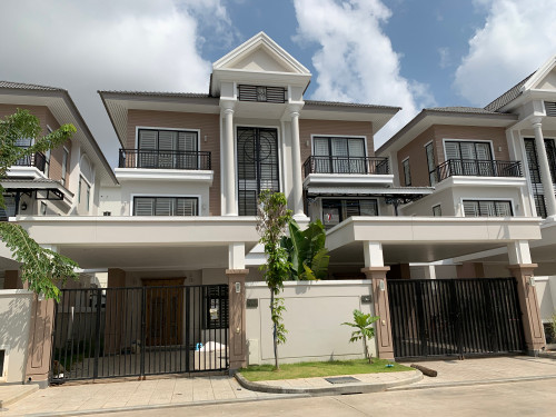 វីឡាភ្លោះប៊ី​លក់បន្ទាន់​ នៅ​បុរី​ប៉េង​ហួត​បឹង​ស្នោរ​| Twin B villa for sale PH Boueng Snor