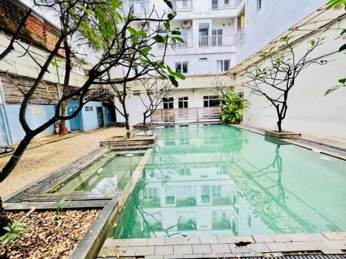 Hotel Building At Chamkamorn Area Total Floor: 10 Floors, 100 Rooms, Price: 20,000$ Per Month