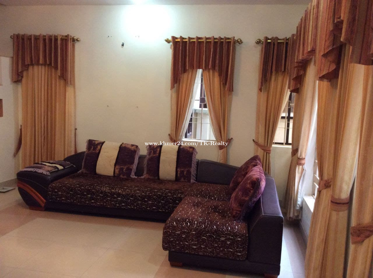 វីឡាភ្លោះ សម្រាប់ជួល ឬលក់ នៅបុរីពិភពថ្មីផ្សារដីហ៊ុយ Villa Twin For Rent