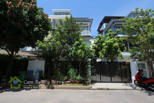 National Road 1 area | Very nice 4 bedrooms twin villa in gated community for rent