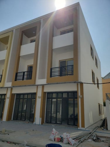 ផ្ទះល្វែងម៉ូតថ្មី លក់បន្ទាន់! ស្រស់ស្អាតមានផាសុកភាព បែរទៅទិសខាងកើត មានដីចំហៀងផ្ទះ!