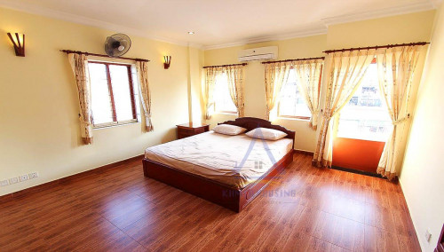 Phsar Chas | Serviced apartment 2 bedrooms with elevator for rent nearby Riverside