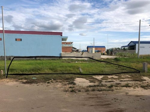 ដីជិតផ្សារបែកចានលក់បន្ទាន់ 10x14m