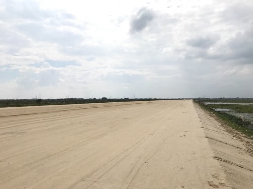 ដីកែងលក់ ក្រុងតាខ្មៅ ៣៨០ម៉ែត្រ ពីផ្លូវក្រវ៉ាត់ក្រុង៣