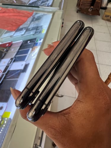 iPhone Xs Max អាធំ សំនុំស្សុីនអាមេរិក មានស្គេន