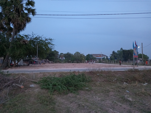 ដីសម្រាប់លក់ជាប់ផ្លូវរដ្ឋកែងប៉េតុងទាំងពីរខាង (រាជធានីភ្នំពេញ ព្រែកព្នៅ ពន្សាំង កាន់ទ្រង់)
