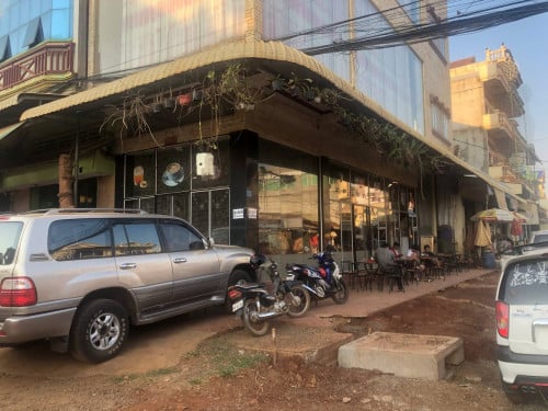 ផ្ទះកែងសម្រាប់បើកអាជិវកម្ម(ម្ចាស់ផ្ទះត្រូវទៅនៅស្រុកក្រៅ ចង់លក់ប្រញ៉ាប់)