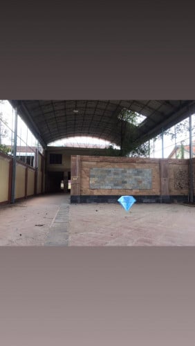 ផ្ទះជាប់ផ្លវកែង លក់បន្ទាន់ទីតាំងល្អមានផ្លូវ២មិនទាល់អាចចរចាបាន ។