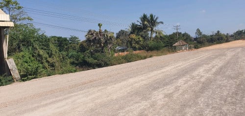 ដីនៅហួសសាលាឃុំកំពង់ព្រះប្រហែល100ម៉ែត្រនៅខាងឆ្វេងជាប់ផ្លូវហាយវេ