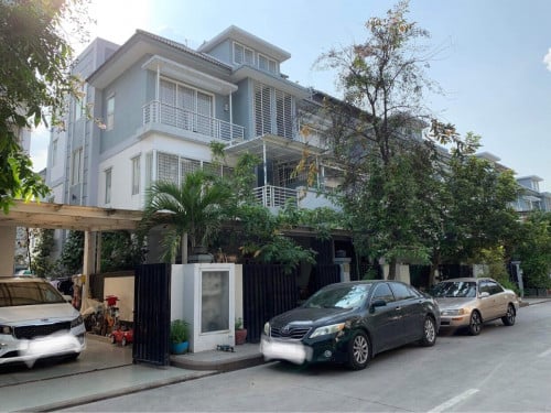 វីឡាភ្លោះលក់បន្ទាន់ (Twin villa for sale)