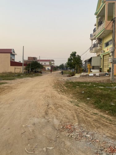 ផ្ទះលក់ នៅលើផ្លូវ រដ្ឋ16m និង 100m ពីវត្តក្រាំងអ្នុង