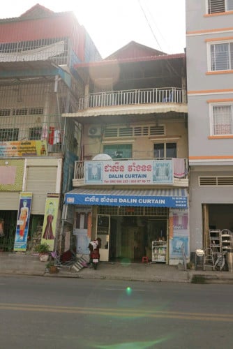 ផ្ទះលក់ជាប់ផ្លូវច្រមុះជ្រូក