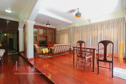 Daun Penh area| spacious 3 bedrooms townhouse for rent| Private balcony