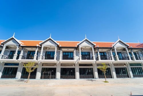 ផ្ទះអាជីវកម្ម  ជិត ផ្សារម៉ាក្រូលើផ្លូវធំបុរីកាន់សោរចូលនៅ(អត់ទឹកតែ)