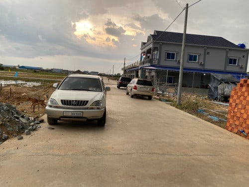 ***ដីទល់មុខ គំរោងផ្ទះល្វែង