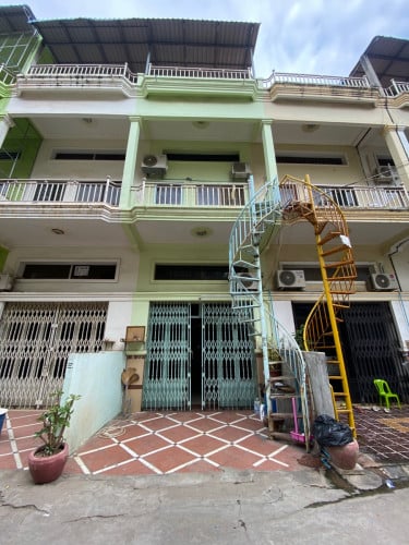 នៅជិតរោងចក្រ សាលារៀន និង មន្ទីពេទ្យ ជាកន្លែងដែលមានមនុស្សរស់នៅនិងនៅកណ្ដាល់ក្រុង