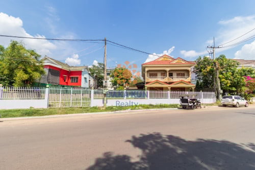 ដី និងផ្ទះលក់បន្ទាន់នៅជិតសណ្ឋាគារសារ៉ៃ / Urgent Sale, Land Near Sarai Hotel-Siem Reap