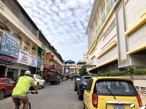 ផ្ទះអាជីវកម្មលក់បន្ទាន់ មុខផ្សារតនាផ្លាហ្សា