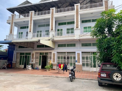 ផ្ទះក្បែរផ្សារដីហុយលក់បន្ទាន់!