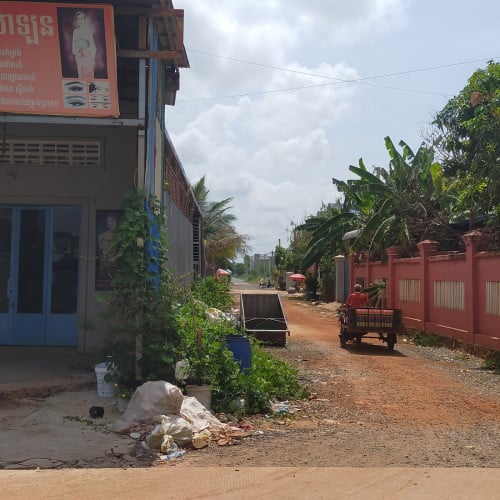 ផ្ទះកែងលក់បន្ទាន់នៅកណ្ដាលក្រុងកំពត ទល់មុខផ្សារសាមគ្គី ទីរួមខេត្តកំពត