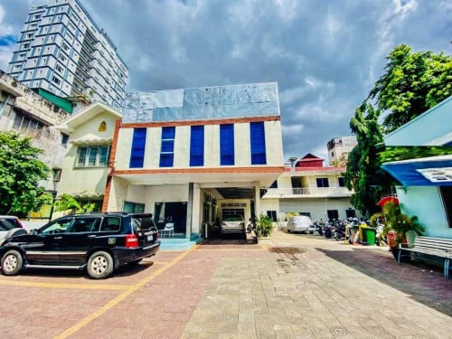 Big Villa-Clinic For Rent Near Independent Monument, Size: 25x35m,  15 Rooms, 4,500$ Per Month