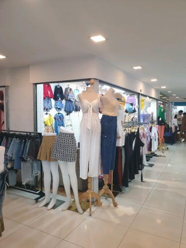 តូបកែងលក់បន្ទាន់20000$សល់តែ12000$ប៉ុណ្ណោះនៅផ្សារផេនសុលមាត់ទន្លេ