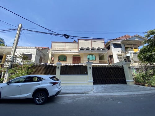 9 Bedroom villa available for rent in Daun Penh area