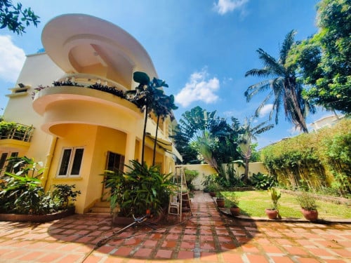 Villa For Rent Near Wat Phnom Area, 17x30m, 05Beds, 3,500$ Per Month