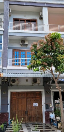 ផ្ទះជួល មានមាស៊ីនត្រជាក់​ និងសំភារះផ្សេងៗ