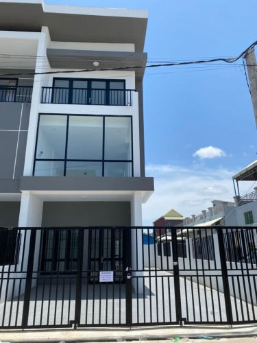 ផ្ទះផ្លូវកែងជិតផ្សារ សម្រាប់លក់