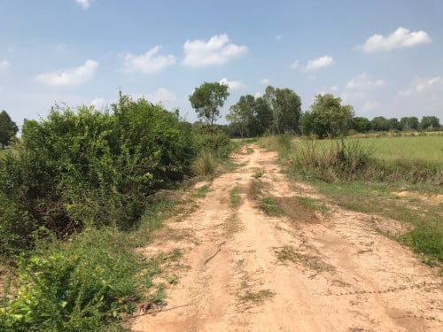 ដីលក់ ក្បែរផ្លូវក្រវ៉ាត់ក្រុងទី៤ និង ដីគម្រោងក្រុមហ៊ុន