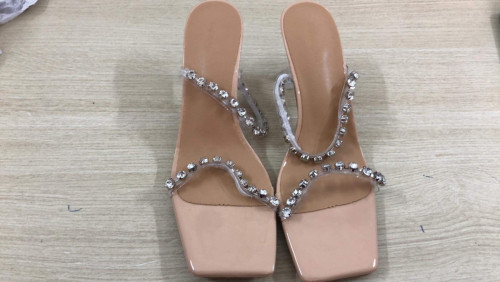 ស្បែកជើងកែង
