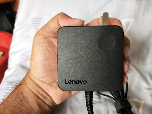 ឆ្នាំងសាកថ្ម Lenovo original មួយទឹក 20 volt 3.25A( គុណភាព 95% free mousepad និង សេវាដឹកជញ្ជូន))