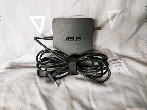 Asus 19v. 3.42A Adepter (second hand 97% new) free mousepad and delivery