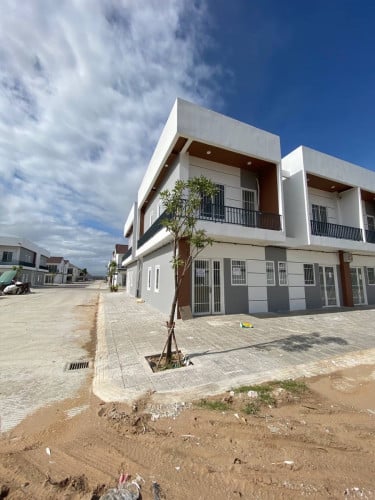 ផ្ទះវីឡាកូនកាត់ នៅបូរីសែនមនោរម្យព្រែកតាទែន