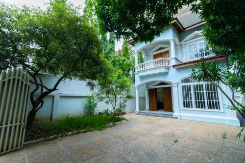 ផ្ទះ​វីឡា​ក្បែរ​ផ្លូវនរោត្តម លក់បន្ទាន់ខ្លាំង​ តម្លៃ​ក្រោម​ទីផ្សារ