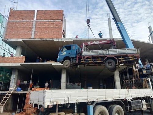 ឡានដឹកទំនិញ ឡានជួល ឡានស្ទូច 卡车出租 Truck for rent