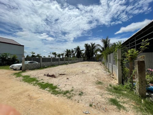 ដីលក់ ទីតាំង ផ្សារអង្គតាសោម​ ស្រុកត្រាំកក់ ខេត្តតាកែវ 65000$ ចចារ