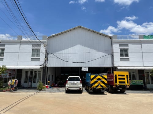 បង់មុន 25000$ បានផ្ទះកែង ជាប់ផ្សារបន្លែបោះដុំ ជាប់រង្វង់មូលកួរស្រូវ