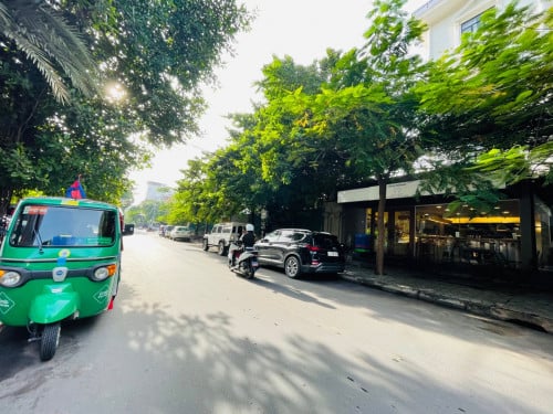 Big Villa For Rent Near Independent Monument, 03 Floors, 5,500$, Office, Showroom, Shop, Coffee