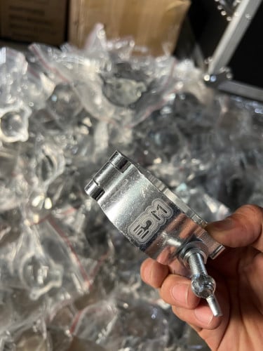 ក្រចាប់ ចាប់ភ្លើង ក្រដាសបាញ់ ខ្សែរភ្លើង និង ភ្លើងពណ៌ ឆាក