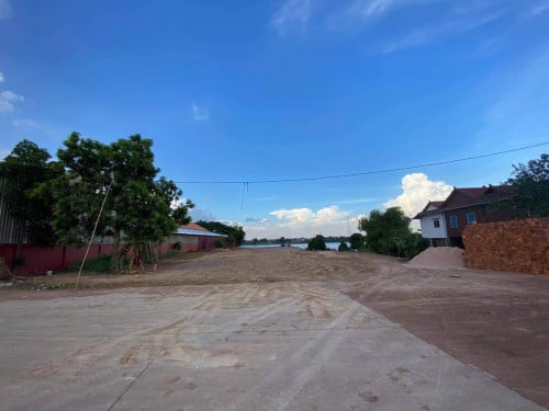 ដីលក់បន្ទាន់ ផ្លូវជាតិលេខ៥ ចចារ River Front Land NR5 For Sale 5号公路土地出售