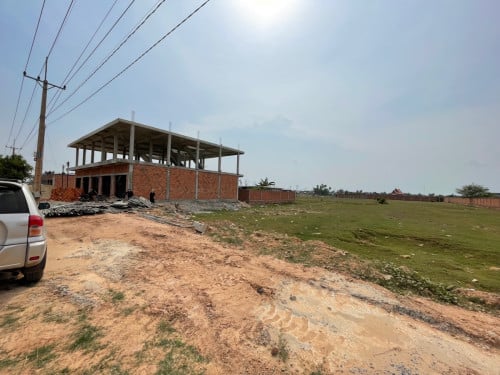 ដីផ្ទះល្វែង លក់3ប្លង់ ដីជាប់គ្នា មុខបែរទៅខាងកើត ផ្លូវមេរបស់បុរីសៀងណាំ២